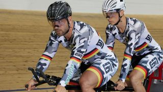 Die Radsportler Robert Förstemann (l) und Thomas Ulbricht tranieren im Velodrom auf einem Tandem für die Paralympics.