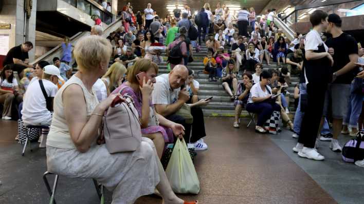 Während eines russischen Angriffs auf Kiew suchen Menschen Schutz in einer U-Bahn-Station (Bild: picture alliance/Photoshot)