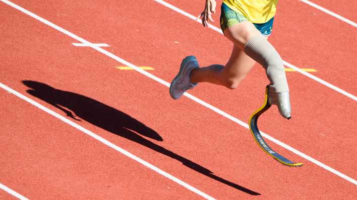 Eine Athletin aus Australien sprintet mit Prothese beim Training für die Paralympics in Paris. (Bild: picture alliance/dpa/Julian Stratenschulte)