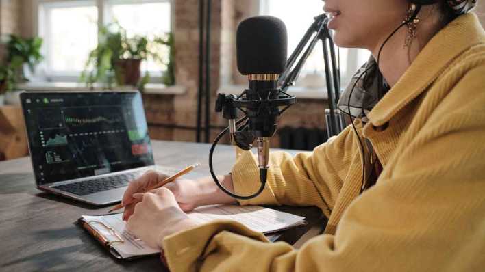 Frau bei der Aufnahme eines Podcasts (Bild: picture alliance/AnnaStills/Anna Tolipova)