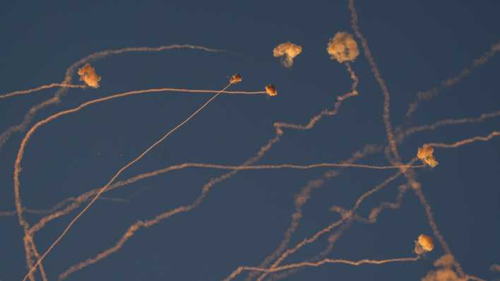 Israelische Luftabwehrsysteme fangen aus dem Libanon abgeschossene Raketen ab.