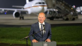 Bundeskanzler Olaf Scholz (SPD) spricht zu den Medien auf dem Flughafen Köln/Bonn, nachdem er sich noch am späten Abend mit den Ex-Gefangenen getroffen hat.