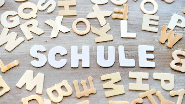 Holzbuchstaben bilden das Wort "Schule". (Bild: )