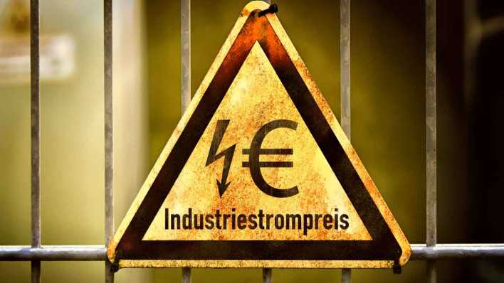 Schild mit Strompfeil, Eurozeichen und dem Schriftzug Industriestrompreis (Bild: picture alliance/CHROMORANGE/Christian Ohde)