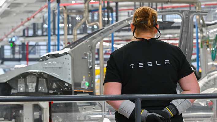 Eine Mitarbeiterin überwacht die roduktion des Elektrofahrzeuges vom Typ Teslas Model Y in der Tesla-Gigafactory Berlin-Brandenburg.