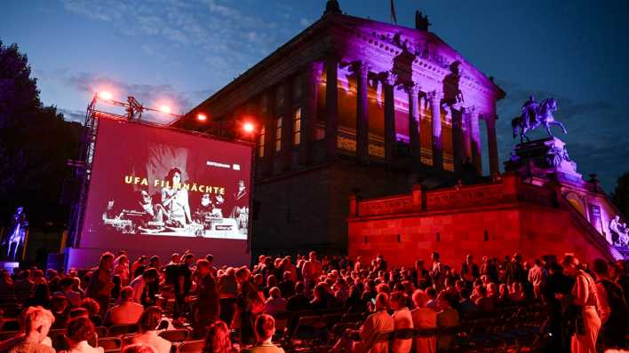 Zur Eröffnung der UFA Filmnächte auf der Museumsinsel ist die Alten Nationalgalerie stimmungsvoll beleuchtet.