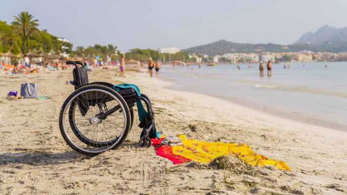 Rollstuhl am Strand (Bild: picture alliance/dpa/Andreas Arnold)