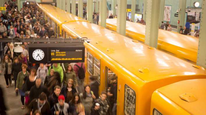 Dicht gedrängt steigen Menschen aus einer U-Bahn im Bahnhof am Alexanderplatz in Berlin. (Bild: picture alliance/dpa/Kay Nietfeld)