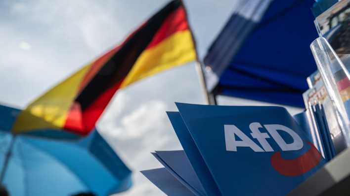 AfD-Wahlflyer und Deutschland-Fahne