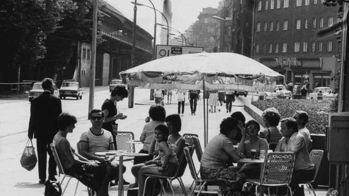 Das Straßencafe der Gaststätte "Balkan-Grill' an der Schönhäuser Allee.