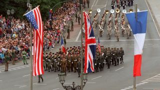 Mit einer letzten gemeinsamen Militärparade nehmen am 18. Juni 1994 die Truppen der drei westlichen Alliierten Abschied von Berlin.