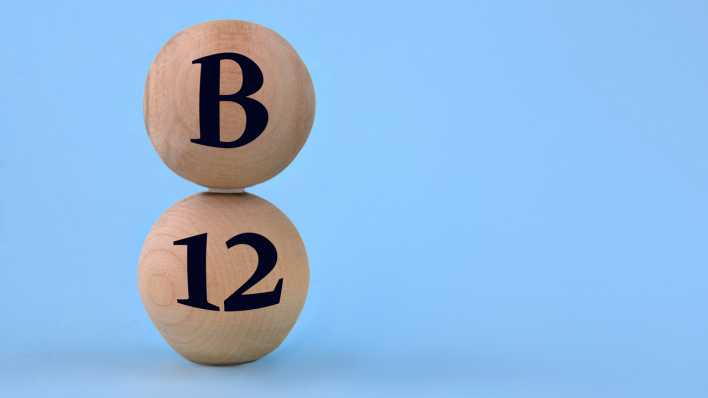 Holzkugeln mit der Aufschrift "B" und "12" (Bild: IMAGO / Pond5 Images)