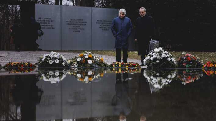 Mehmet Daimagüler, Beauftragte gegen Antiziganismus in Deutschland, und Felix Klein, Beauftragter der Bundesregierung für jüdisches Leben in Deutschland und den Kampf gegen Antisemitismus stehen am Denkmal für die ermordeten Sinti und Roma in Berlin