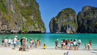 Touristen am Maya Bay Beach