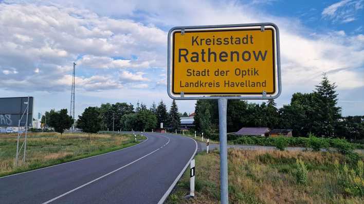 Das Ortseingangsschild von Rathenow in Brandenburg an einer Straße.