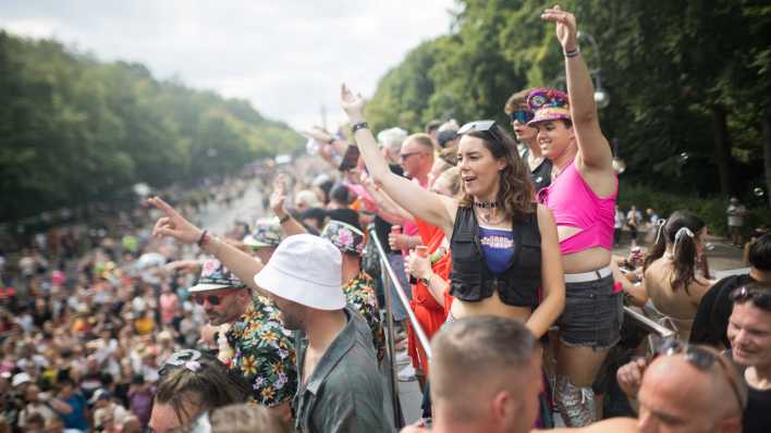 Teilnehmer tanzen während der Technoparade "Rave The Planet" auf der Straße des 17. Juni