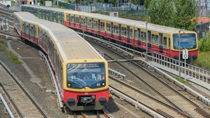 Die S-Bahnen S75 und S9 fahren durch Berlin-Friedrichshain (Bild: picture alliance / Schoening)