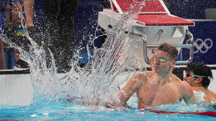 Der Schwimmer Leon Marchand aus Frankreich feiert nach erfolgreichem Rennen.