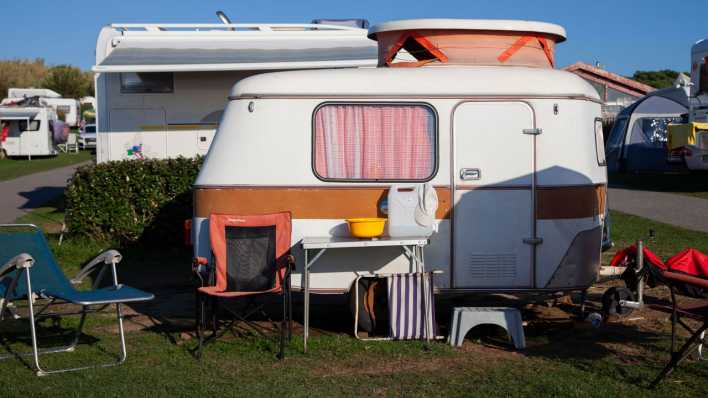 Ein kleiner Wohnwagen steht auf einem Campingplatz in Südfrankreich.