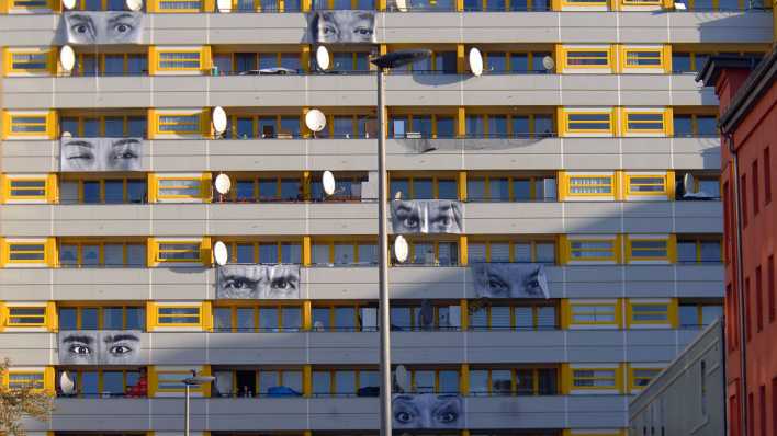 ARCHIV: Rund 20 Grossfoto-Plakate (Augen-Motiv) von Mietern im Zentrum Kreuzberg sind an der Fassade an ihrem Balkon montiert. Hinter dem Projekt stehen u.a. der Verein Kotti-Coop und der Projektraum Kotti-Shop (Bild: imago/PEMAX/Peter Meissner)