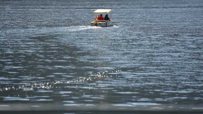 Elektroboot auf dem Traunsee (Bild: IMAGO/PantherMedia/Wolfgang Spitzbart)