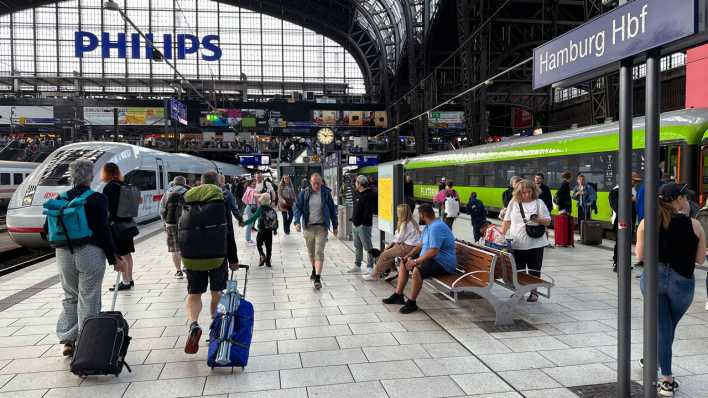 Züge von Deutscher Bahn und Flixtrain auf dem Bahnhof Hamburg