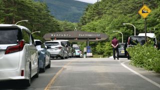 Lange Autoschlange auf der Zufahrt zum Berg Fuji in Japan