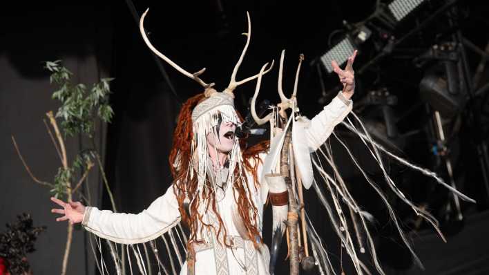 Die dänische Band "Heilung" auf der Bühne