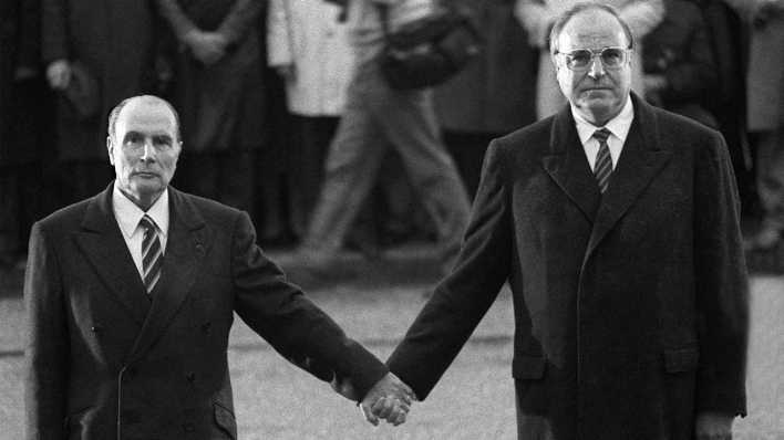 Helmut Kohl und Francois Mitterand halten am 22-September 1984 in Verdun die Hände