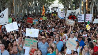 Tausende Einheimische protestieren gegen den Massentourismus auf Mallorca