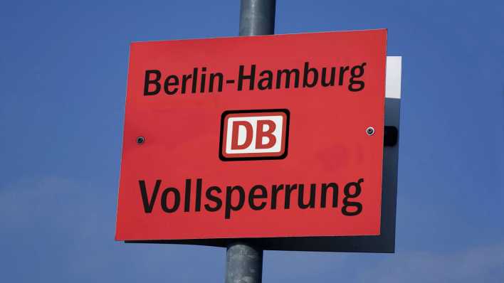 Schild mit Vollsperrung und Logo Deutsche Bahn