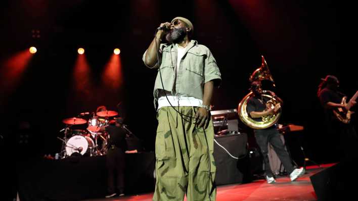 Tariq Luqmaan Trotter alias Black Thought von der Band The Roots beim Konzert in Berlin (Bild: IMAGO / Martin Müller)