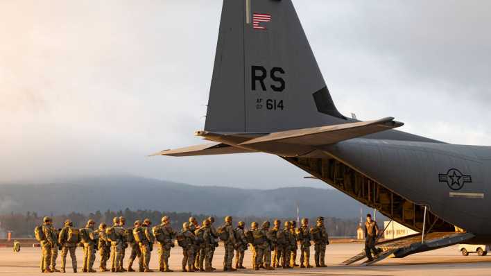 Fallschirmspringer der U.S. Air Force warten auf der Militärbasis in Ramstein auf den Einstieg in ein Flugzeug.