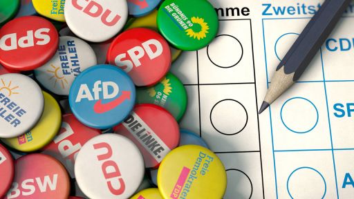 Wahlzettel mit Stift und Buttons verschiedener Parteien