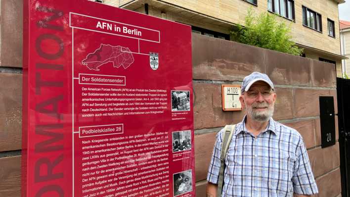 Rik De Lisle vor dem AFN-Gebäude