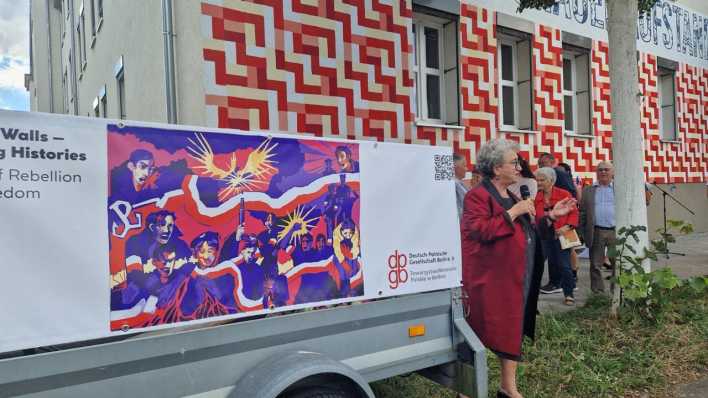 Anita Baranowska-Koch bei der Einweihung des Wandgemäldes in Adlershof.