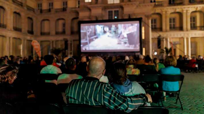 Beim Freiluftkino im Humboldtforum wurde 2023 unter anderem der indische Polit-Thriller "Afwaah" gezeigt.