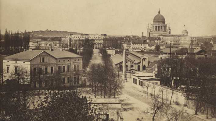 Ein historisches Panorama-Foto von Potsdams Mitte um 1880.