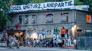 Schlange vor dem Techno-Club About Blank in Berlin-Friedrichshain