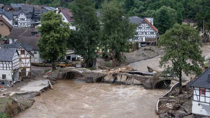 Die Brücke in dem Dorf im Kreis Ahrweiler ist nach dem Unwetter mit Hochwasser unpassierbar geworden.