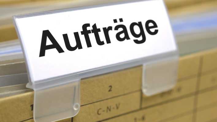 Eine Sammlung von Akten ist mit "Aufträge" beschriftet.