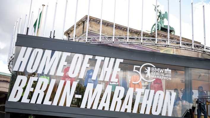 Auf einem Gebäude vor dem Brandenburger Tor steht der Schriftzug "Home of the Berlin-Marathon" (Bild: dpa/ Fabian Sommer)