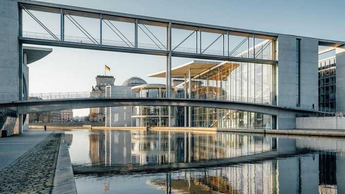 Das Berliner Regierungsviertel mit Paul-Löbe-Haus und Reichstag an der Spree.