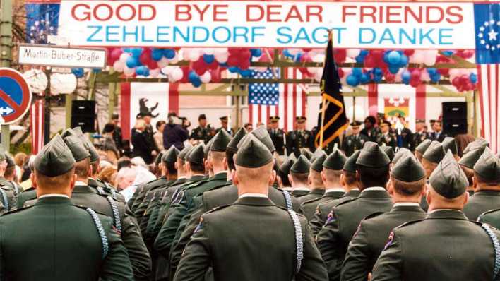 17.4.1994: Angehoerige des 6. amerikanischen Battalions 502. Infantrie werden am 17. April 1994 in Berlin geehrt (Bild: picture alliance/AP Photo/Paulus Ponziak)