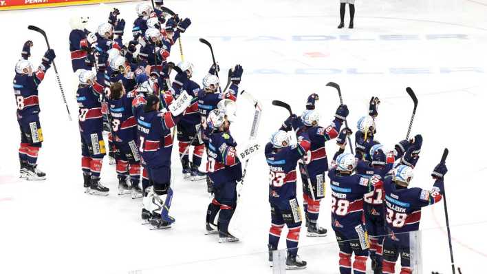 Spieler der Eisbären Berlin auf dem Eis.