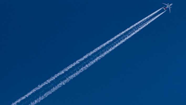 Ein Flugzeug mit der Aufschrift 'Quantas', aufgenommen in Berlin (Bild: picture alliance/photothek/Florian Gaertner)