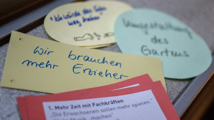 "Wir brauchen mehr Erzieher" steht auf einem Zettel beim Kindergipfel im Berliner Abgeordnetenhaus.