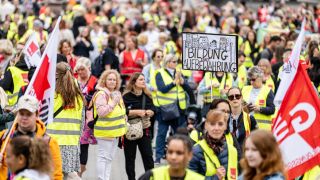 Menschen nehmen an einer Kundgebung der Gewerkschaften GEW und Verdi zu einem eintägigem Warnstreik in den Kita-Eigenbetrieben des Landes Berlin teil.