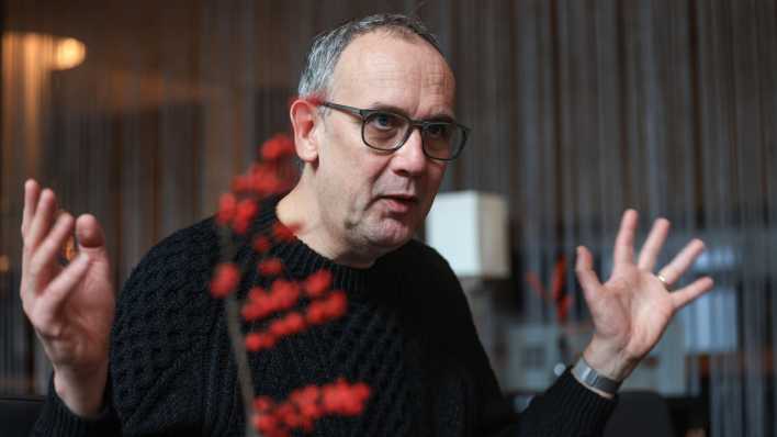 Volker Kutscher, Krimiautor und Schriftsteller, spricht in einem Café in Köln.