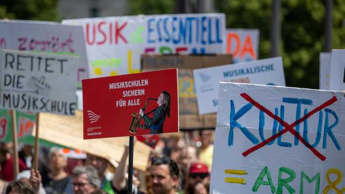 Lehrkräfte von Berliner Musikschulen demonstrieren am Eingang zum Abgeordnetenhaus unter dem Motto "Musikschulen sichern für alle" (Bild: picture alliance/dpa/Sören Stache)